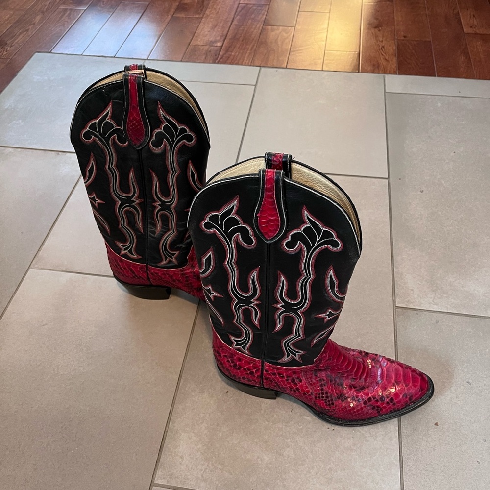 Hondo Boots in Black and Red Leather